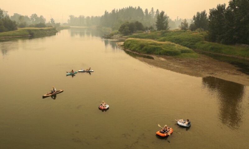 Tens of thousands flee western Canada wildfires - World - DAWN.COM