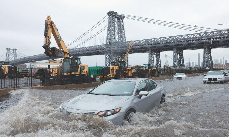 New York City paralysed by flash floods - Newspaper - DAWN.COM