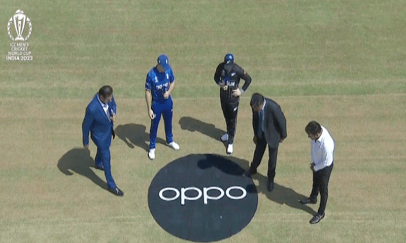 Captains of the New Zealand and England cricket teams flip the coin ahead of the first World Cup 2023 clash. — DawnNewsTv
