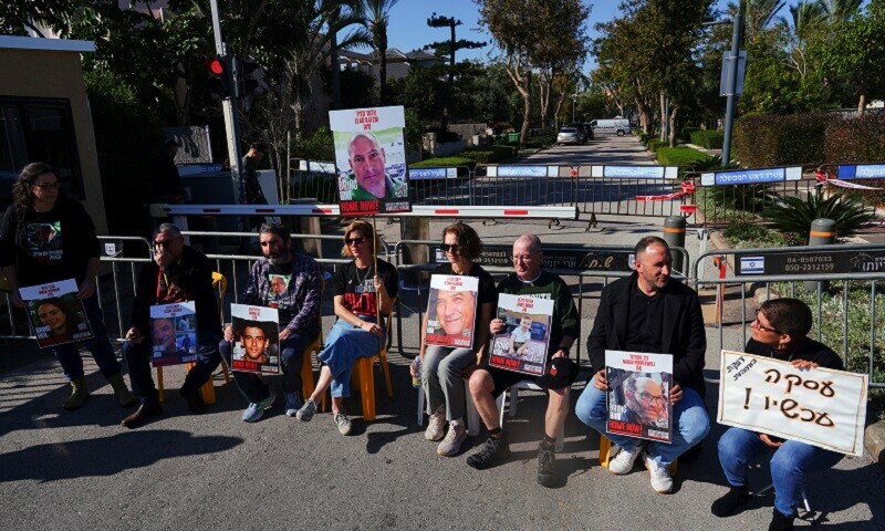 Supporters and family members of hostages camp outside the residence of Israeli Prime Minister Benjamin Netanyahu. &mdash; Reuters 