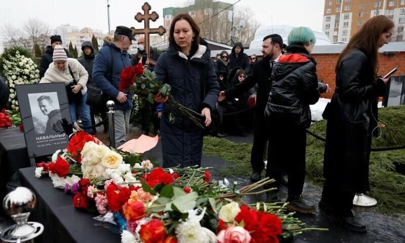 Navalny’s parents bury their son as thousands chant his name