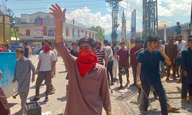 1 police officer dead, over 90 injured in AJK clashes 1 police officer dead, over 90 injured in AJK clashes