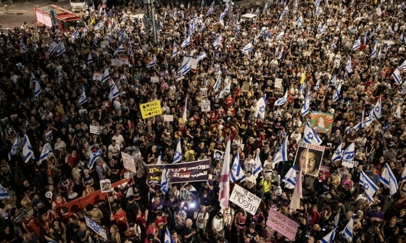 Hundreds of people holding flags and banners demand a ceasefire in Gaza and a prisoner swap at a protest in Jerusalem on July 06. — Anadolu Agency