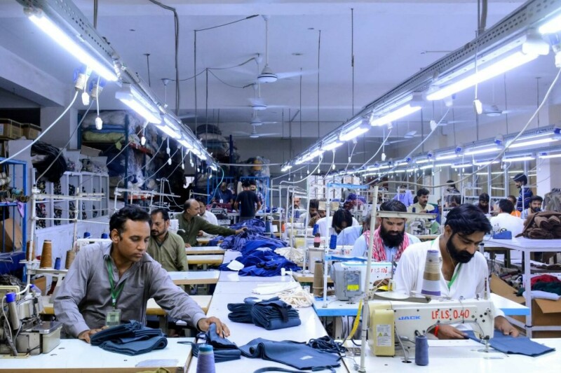 ماحولیاتی تبدیلی: شدید گرمی سے پاکستان و دیگر ممالک کے گارمنٹس ورکرز کو خطرہ