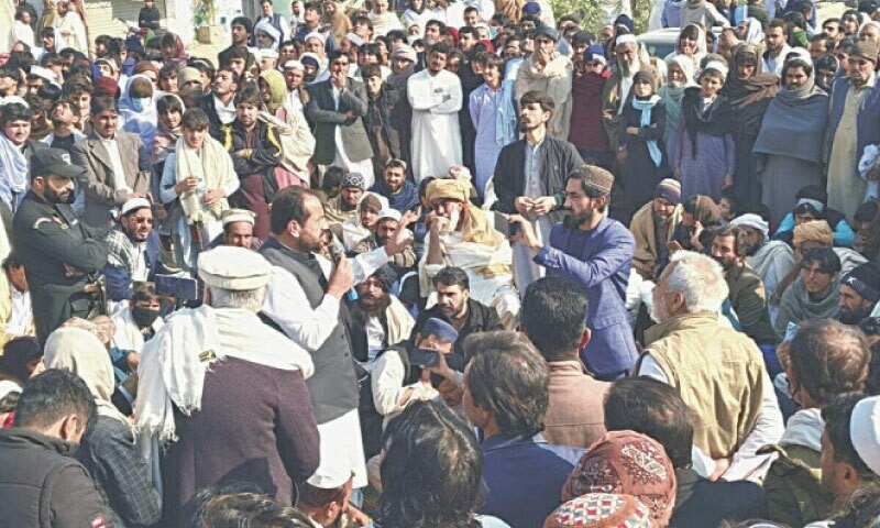 Bannu residents protest ‘killing’ of two brothers by police