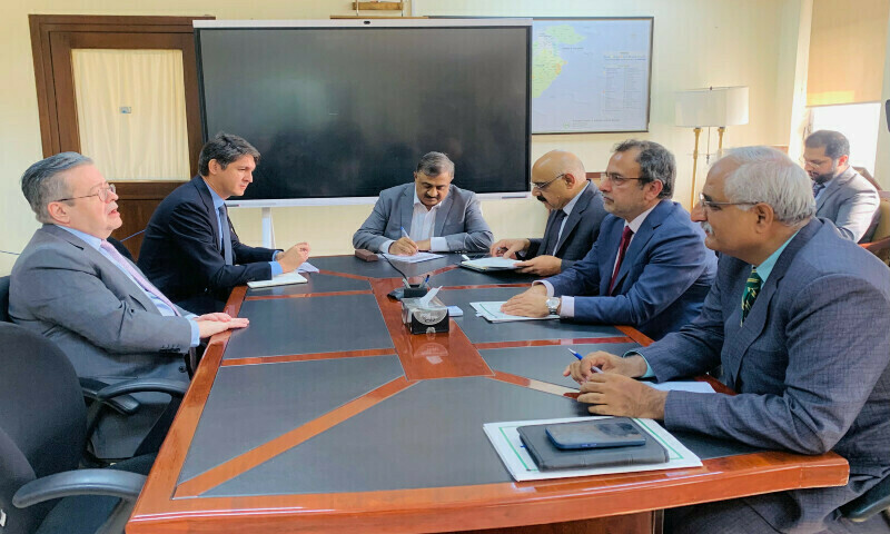 گاڑیوں کی الیکٹرک ٹیکنالوجی پر منتقلی، پاکستان نے گرین فنڈ تک رسائی کیلئے فرانس سے مدد مانگ لی