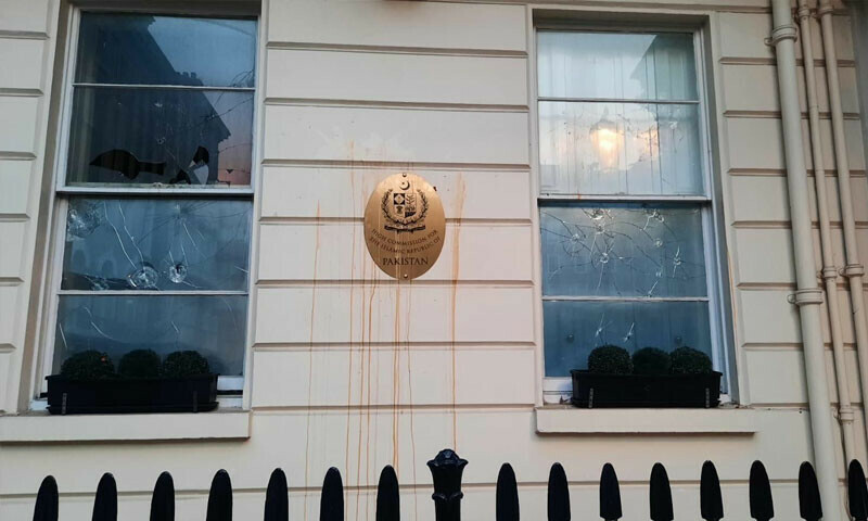 لندن: پاکستانی ہائی کمیشن پر بھارتی انتہاپسندوں کا حملہ، عمارت کے شیشے توڑ دیے
