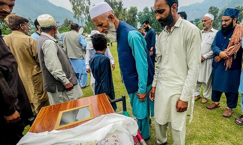 Pakistani Kashmiri mourners look last glimpse of the victim killed in Indian strikes during a funeral in Muzaffarabad on May 7. &mdash; AFP