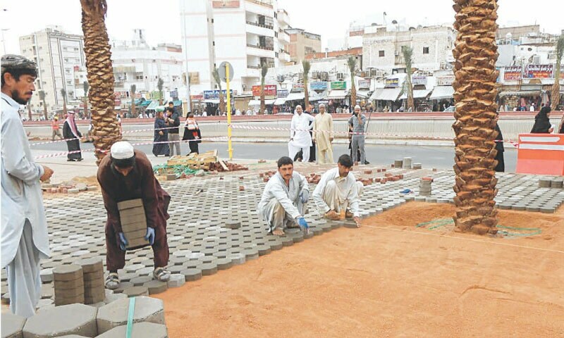 سعودی شہر مدینہ میں تعمیراتی مقام پر پاکستانی تعمیراتی ورکر—تصویر: نیواڈا یونیورسٹی