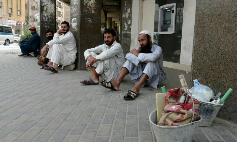 ورکرز قرض لے کر رقم ادا کرتے ہیں جبکہ ان سے کئے گئے وعدے بھی پورے نہیں کیے جاتے—تصویر: ایکس