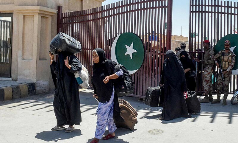 Pakistani pilgrims evacuated from Iran walk across the Pakistan-Iran border at Taftan, in Balochistan on June 18 amid the ongoing conflict between Israel and Iran. — AFP
