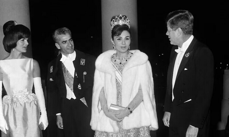   محمد رضا پہلوی (بائیں سے دوسرے) اور فرح دیبا (دائیں سے دوسری) 1962 میں امریکی صدر جان ایف کینیڈی کی جانب سے ان کے اعزاز میں دیے گئے عشائیے میں شریک ہیں— فوٹو: اے ایف پی  