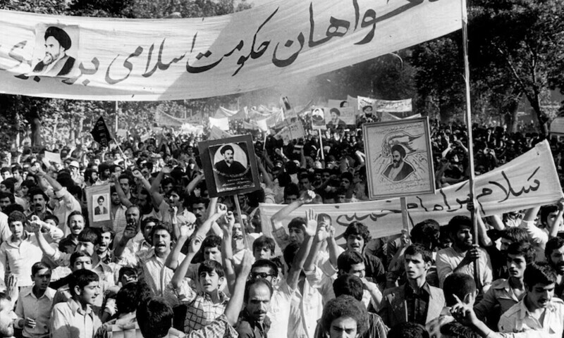   1979 کے انقلاب سے قبل شاہ مخالف مظاہرے— فوٹو: اے ایف پی  