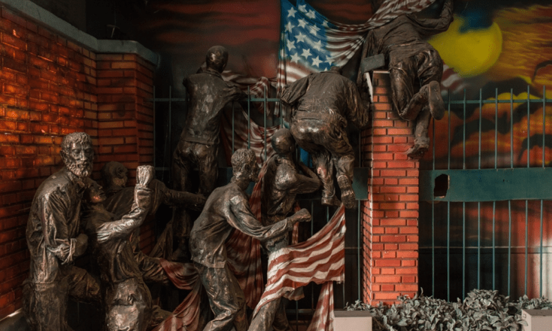 تہران کے میوزیم میں امریکی سفارتخانے پر حملے کی یادگاریں موجود ہیں—تصویر: الجزیرہ