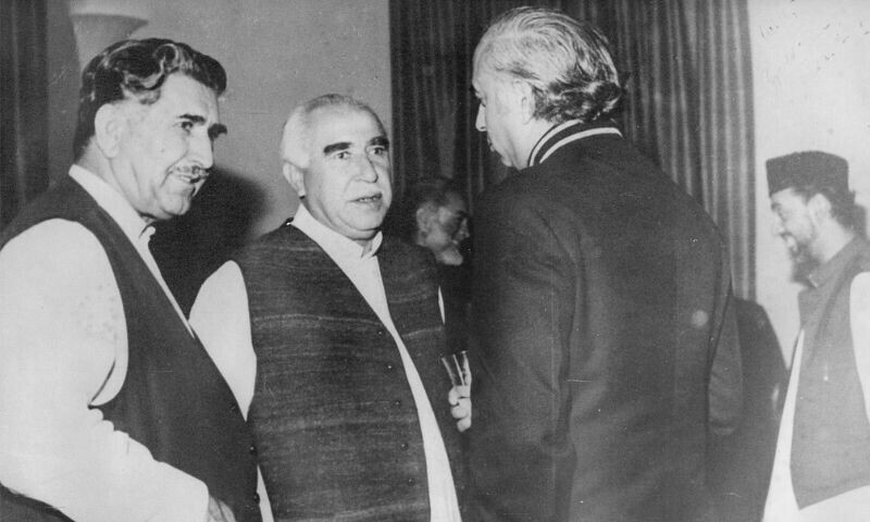 غوث بخش بزنجو اور خیر بخش مری، ذوالفقار علی بھٹو کے ساتھ جبکہ ان کے عقب میں عطااللہ مینگل کھڑے ہیں—تصویر: وکی میڈیا