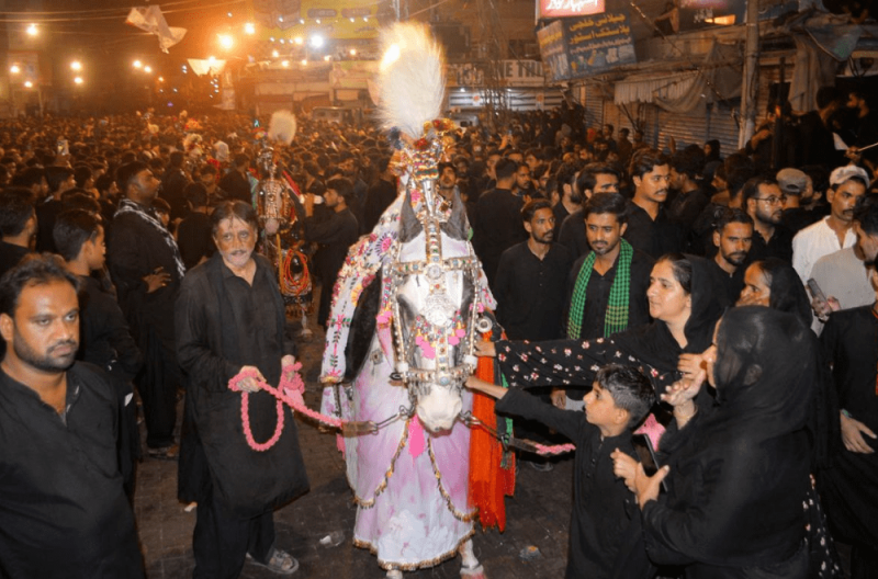  Mourners hold <em>zuljinah</em> during proceedings of <em>pir</em> at Faqir Ka Pir. This <em>pir</em> is staged on Muharram 7 and is known as <em>Jamaiytan jo Pir</em> which is taken out from Tando Mir Mahmood. 