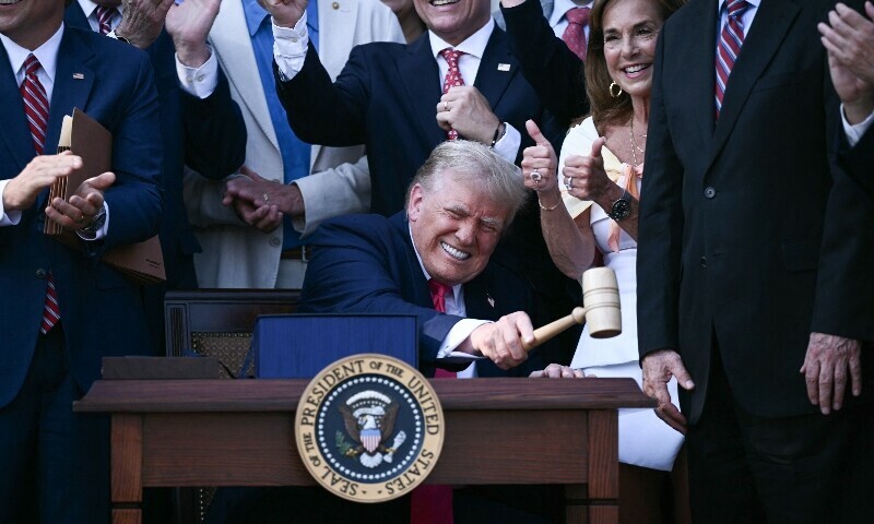 トランプは彼の旗艦税に署名し、法案を法律に費やす – 世界