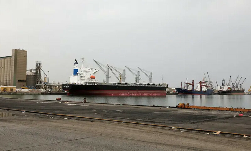 یمن کے ساحل کے قریب بحیرہ احمر میں جہاز پر مسلح افراد کا حملہ