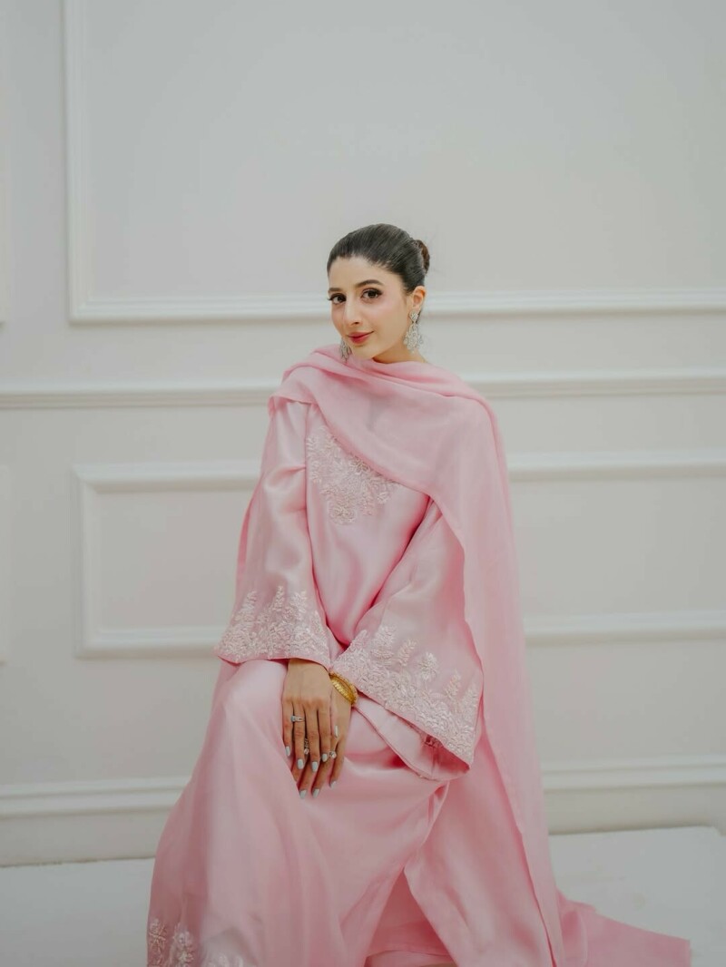 &lsquo;You&rsquo;re not alone&rsquo; &mdash; Mawra Hocane offers a shoulder to friends, acquaintances who are struggling
