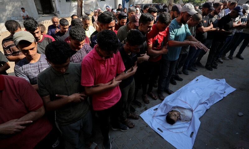  رفح شہر کے شمال مغرب میں ایک امدادی مرکز کے قریب کم از کم 10 فلسطینی گولیاں لگنے سے شہید ہوئے&mdash; فوٹو: رائٹرز