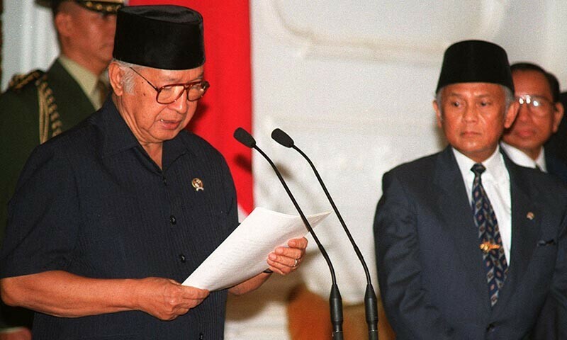 Indonesian President Suharto (L) announces his resignation beside Vice-President Bachararuddin Jusuf Habibie looking on at the presidential palace in Jakarta on May 21, 1998. — AFP/file