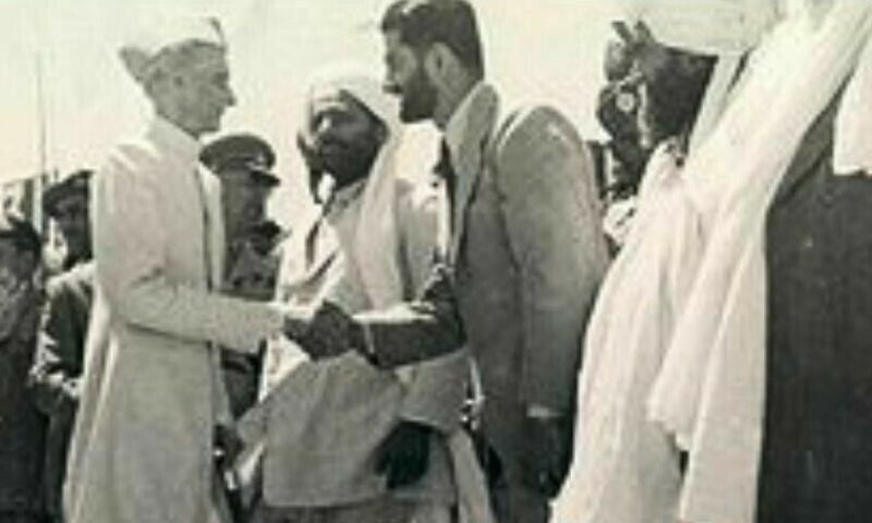   نواب اکبر بگٹی، بانی پاکستان سے مصافحہ کررہے ہیں—تصویر: ایکس  