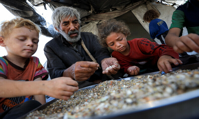 غزہ میں بھوک نے مزید 14 افراد کی جان لے لی، اسرائیلی حملوں میں مزید 77 فلسطینی شہید