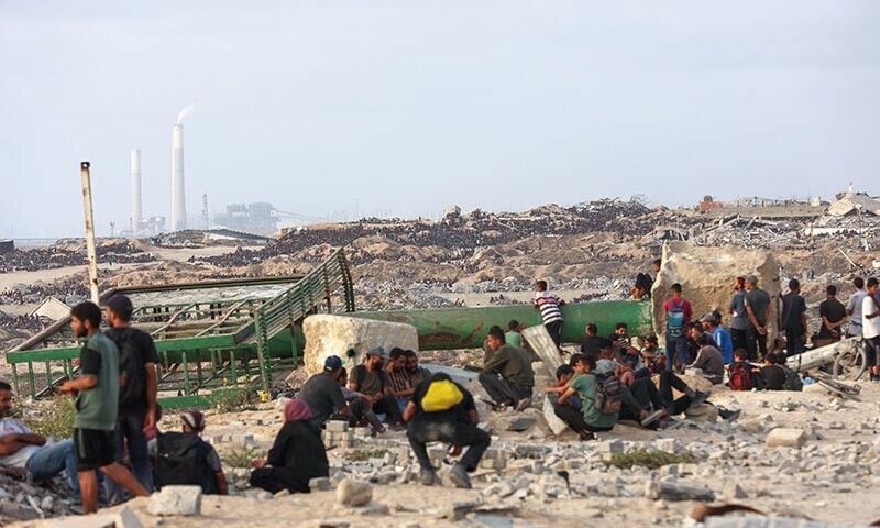 Palestinians gather on a coastal path west of Beit Lahia to attempt to get food aid on July 29, 2025, after aid trucks entered the Israel-besieged Gaza Strip from the northern Zikim border crossing. &mdash; AFP