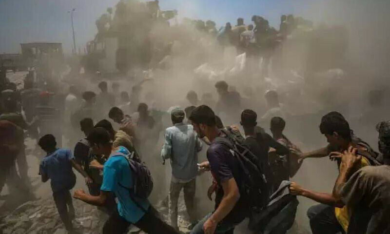 غزہ میں امدادی سامان کا ٹرک الٹنے سے 20 فلسطینی شہید، درجنوں زخمی