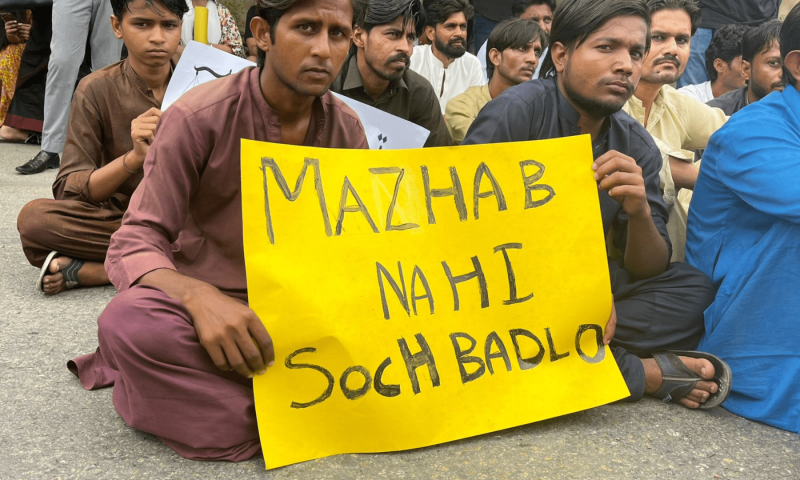 An attendee Minority Rigths March sits outside the YMCA holding a placard saying ‘Mazhab nahi, soch badlo’ on August 10, 2025. — Photo by Anushe Engineer