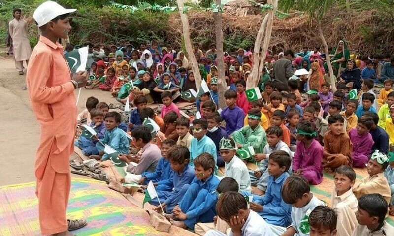 سماجی کارکن گینو بچوں کے ساتھ جشن آزادی مناتے ہیں—تصویر: لکھاری