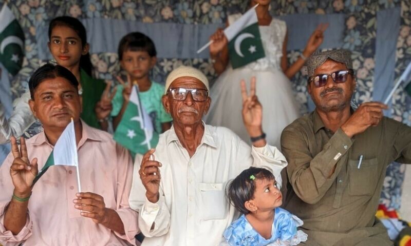 سمیڑا رام چوہان اپنے والد و دیگر عیال کے ساتھ جشن آزادی مناتے ہیں—تصویر: لکھاری