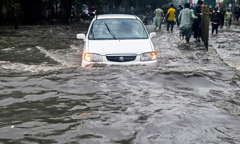  بارش کے دوران بند ہونے والی ہزاروں گاڑیاں رات گئے تک سڑکوں پر کھڑی رہیں&mdash;فوٹو: اے ایف پی 