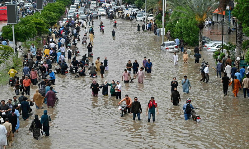  اربن فلڈنگ کی صورتحال کے باعث ہزاروں شہریوں نے دفاتر سے گھر سے جانے کیلئے سڑکوں پر کئی کئی گھنٹے پیدل سفر کیا&mdash;فوٹو: اے ایف پی 