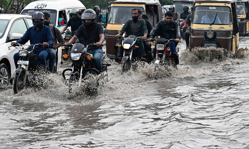  صبح 8 بجے شروع ہونے والا بارش کا سلسلہ رات گئے تک وقفے وقفے سے جاری رہا&mdash;فوٹو: اے ایف پی 