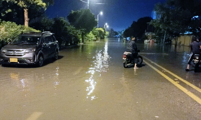  گورنر ہاؤس سے پولو گراؤنڈ جانے والی ایوان صدر روڈ  پر رات گئے تک2 سے 3 فٹ پانی موجود رہا&mdash;فوٹو: عثمان احمد خان 