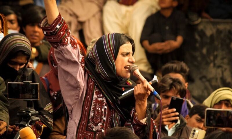   لاپتا افراد کی بازیابی کے لیے جدوجہد کی غرض سے ماہ رنگ بلوچ یکجہتی کمیٹی کا قیام عمل میں لائیں—تصویر: الجزیرہ  