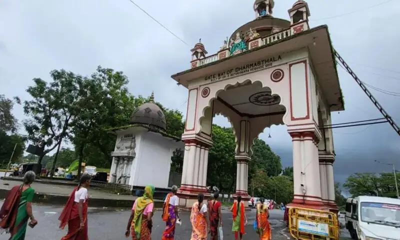  صدیوں پرانے اس مندر میں ہر روز ہزاروں لوگ آتے ہیں&mdash;فوٹو: بشکریہ بی بی سی 