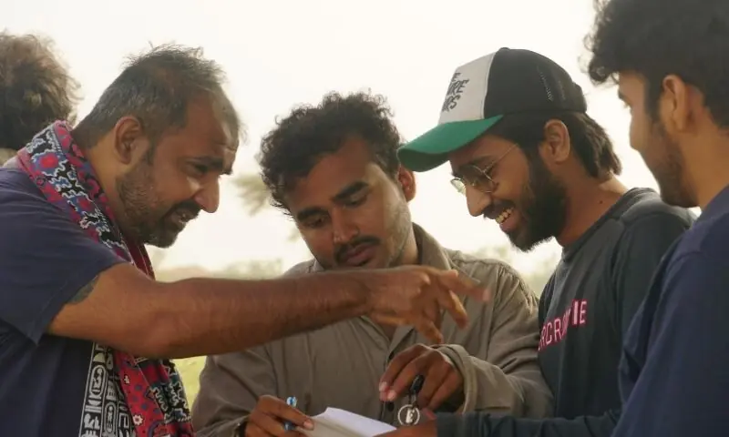   کیمرے کے پیچھے عکس بند کیا گیا ایک منظر جس میں ہدایت کار راہول اعجاز اپنی ٹیم سے بات کررہے ہیں  