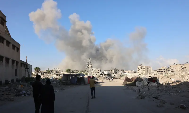 Smoke billows after an Israeli army operation in the Zeitoun neighbourhood of Gaza City on Aug 26, 2025. — AFP