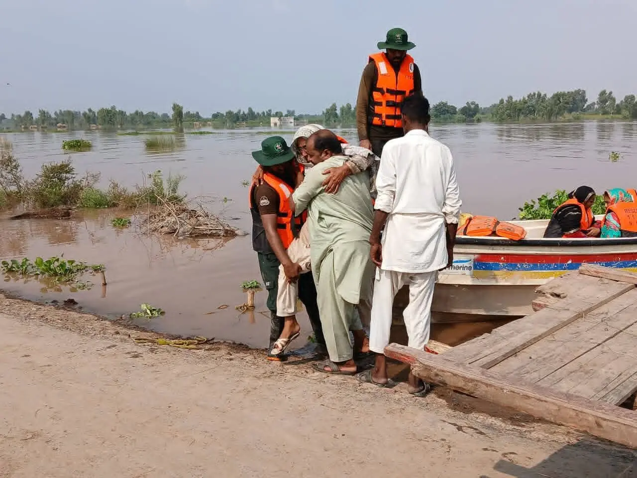  Rescue personnel help residents evacuate from areas near River Ravi in Nankana Sahib on Aug 28, 2025. &mdash; DC Office 