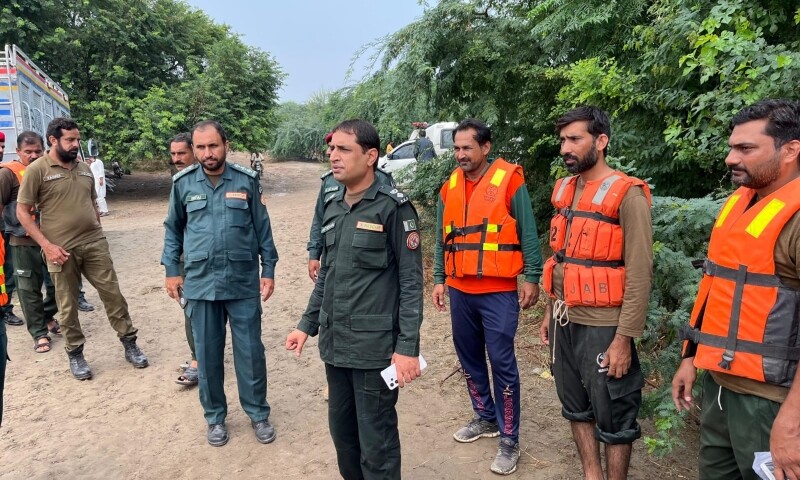 Rescue personnel carry out relief activities in Faisalabad. &mdash; Rescue 1122