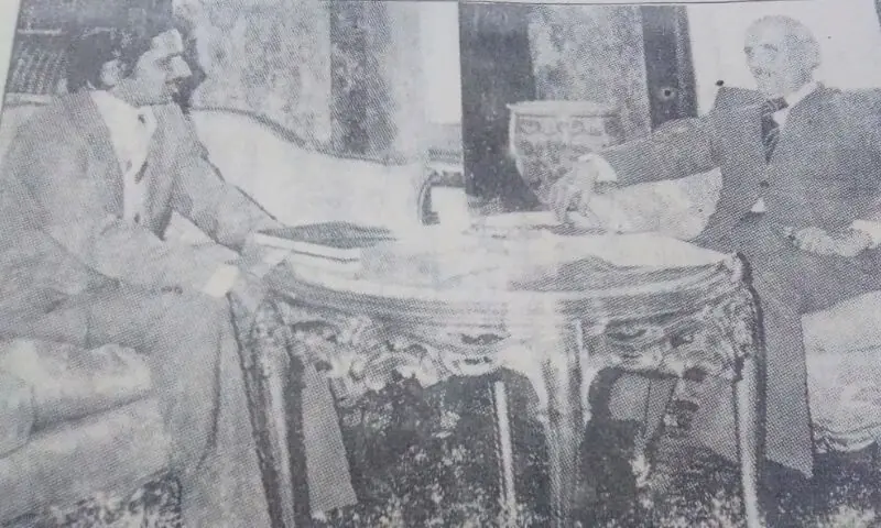   لکھاری افغان صدر نور محمد ترکئی سے انٹرویو لیتے ہوئے—تصویر: لکھاری  