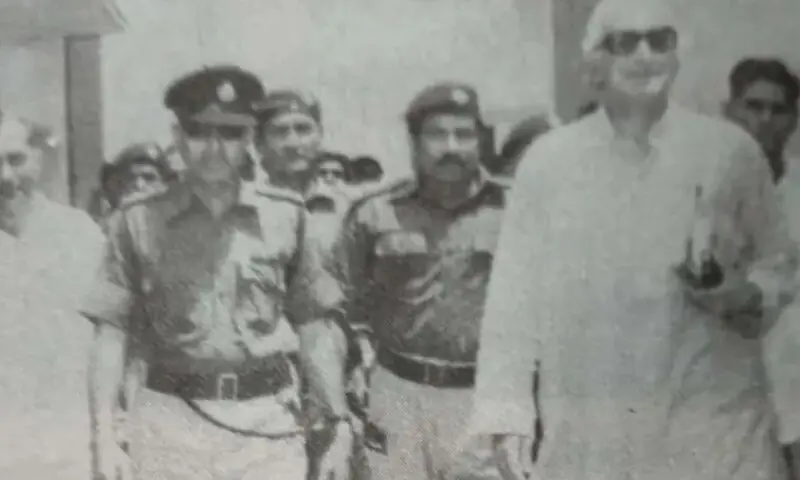   حیدرآباد سازش کیس میں عبدالولی خان عدالتی سماعت کے دوران—تصویر: فاروق عادل  