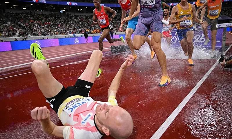 Belgium’s athlete Tim Van De Velde (L) crashes as he competes in the men’s 3000m steeplechase heats during the World Athletics Championships in Tokyo on September 13, 2025. (Photo by Kirill KUDRYAVTSEV / AFP)