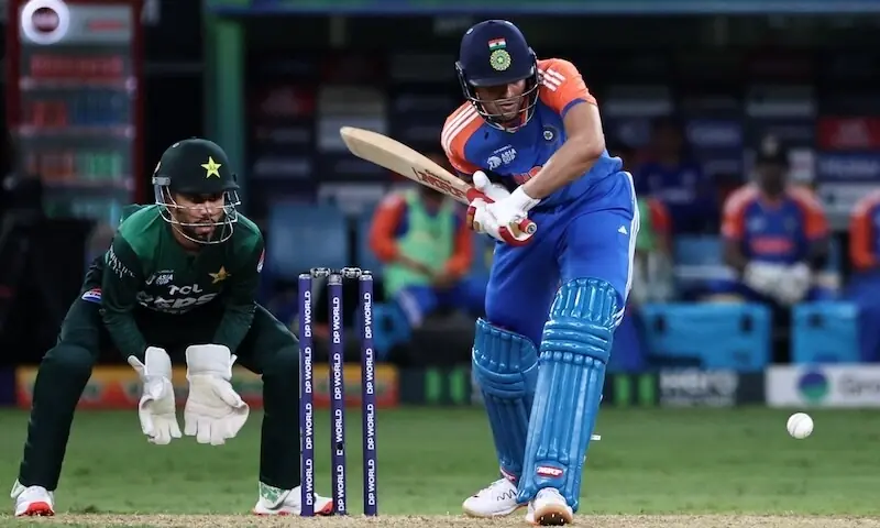 Pak v Ind: Saim strikes again, takes out dangerous Sharma for 31