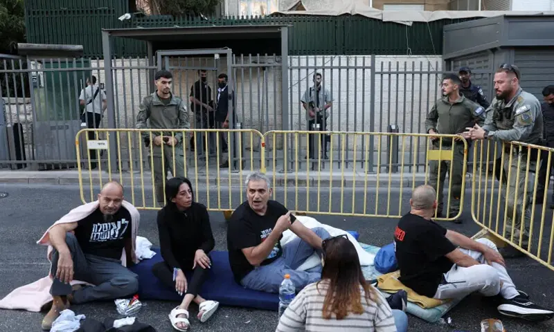 . اسرائیلی یرغمالیوں کے اہلخانہ نیتن یاہو کے گھر کے باہر احتجاج کر رہے ہیں—فوٹو: رائٹرز