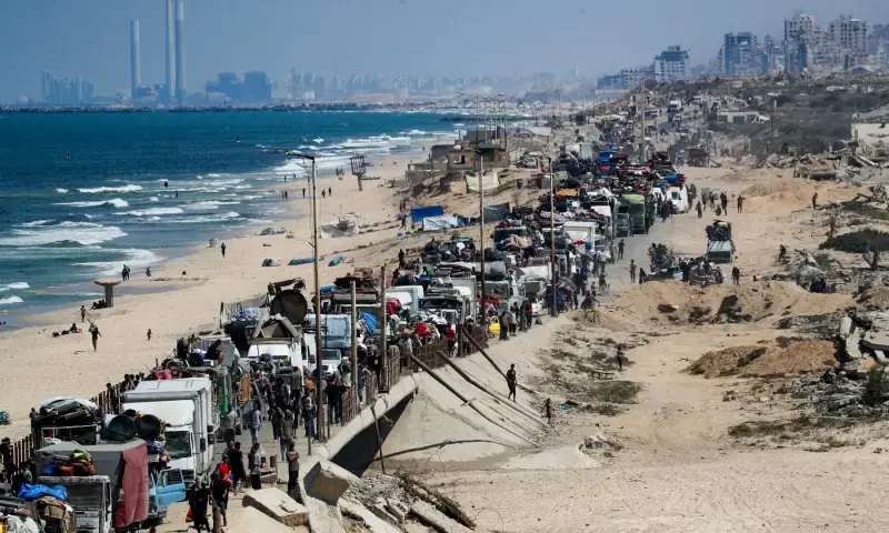 Palestinians flee Gaza in face of deadly offensive