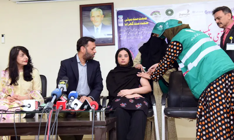 Health minister gets daughter vaccinated to dispel HPV misconceptions – Pakistan  Dawn
