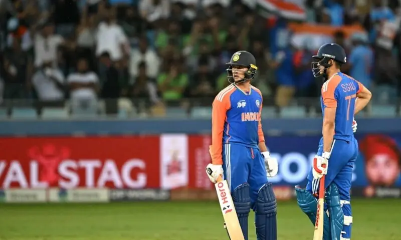 بھارتی اوپنرز نے 10 اوورز میں جارحانہ کھیل پیش کیا—تصویر: اے ایف پی